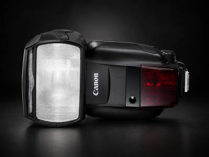 2 Canon 600 EX-RT Speedlight flash